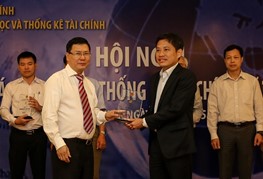 hpt-duoc-bo-tai-chinh-trao-danh-hieu-doi-tac-tieu--87E0EBCB.jpg