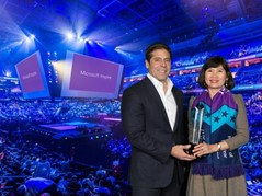 hpt-vinh-du-nhan-giai-thuong-danh-gia-microsoft-country-partner-of-the-year-2017-8ABF0252.jpg